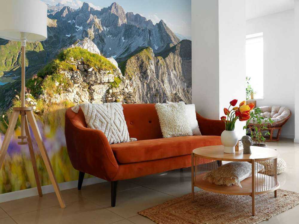 Zomerse alpentoppen met bloemen