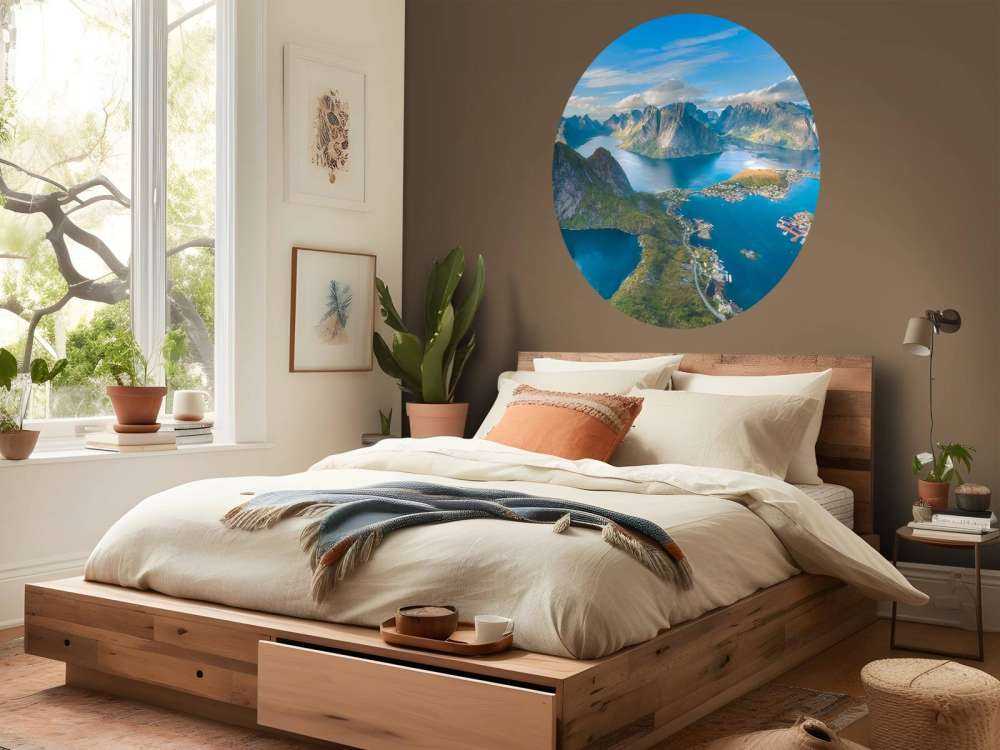 Bergmeer en fjorddorp in zonlicht