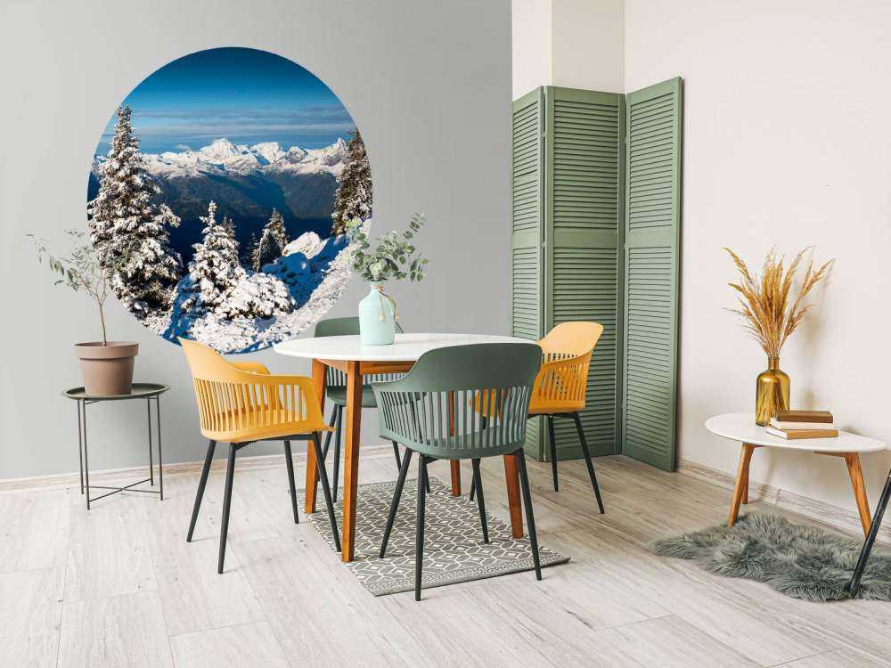 Besneeuwde dennen met bergzicht