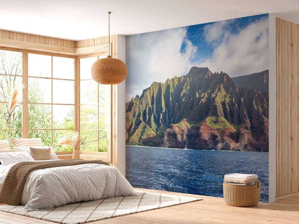 Tropische kliffen aan diepblauwe zee