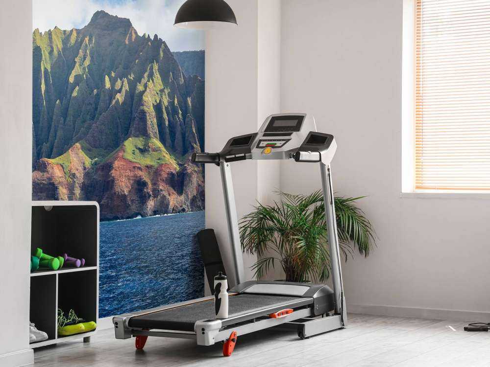 Tropische kliffen aan diepblauwe zee