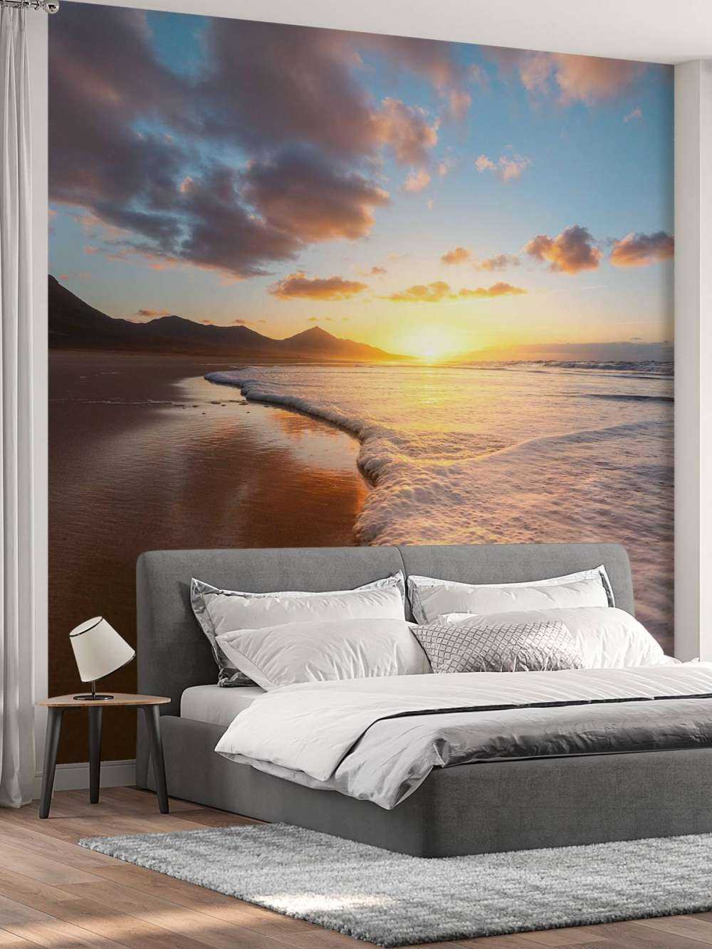 Gouden zonsondergang aan kustlijn