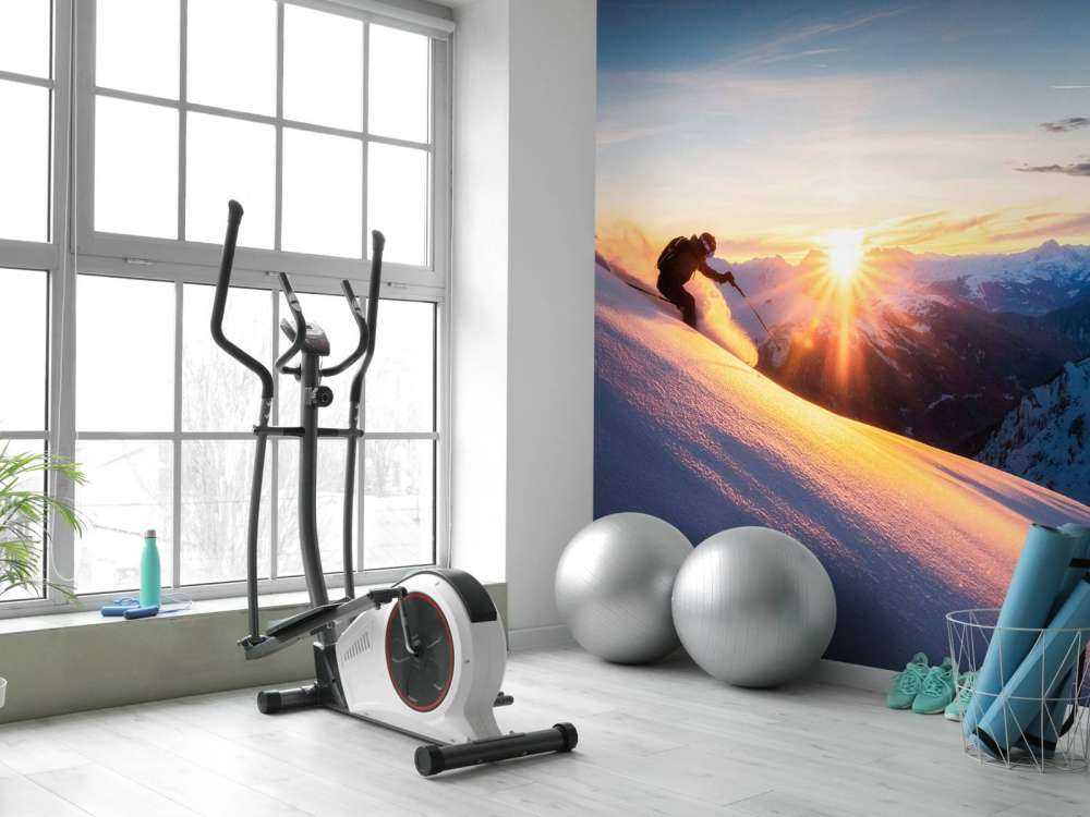 Skiër in de vurige bergzon