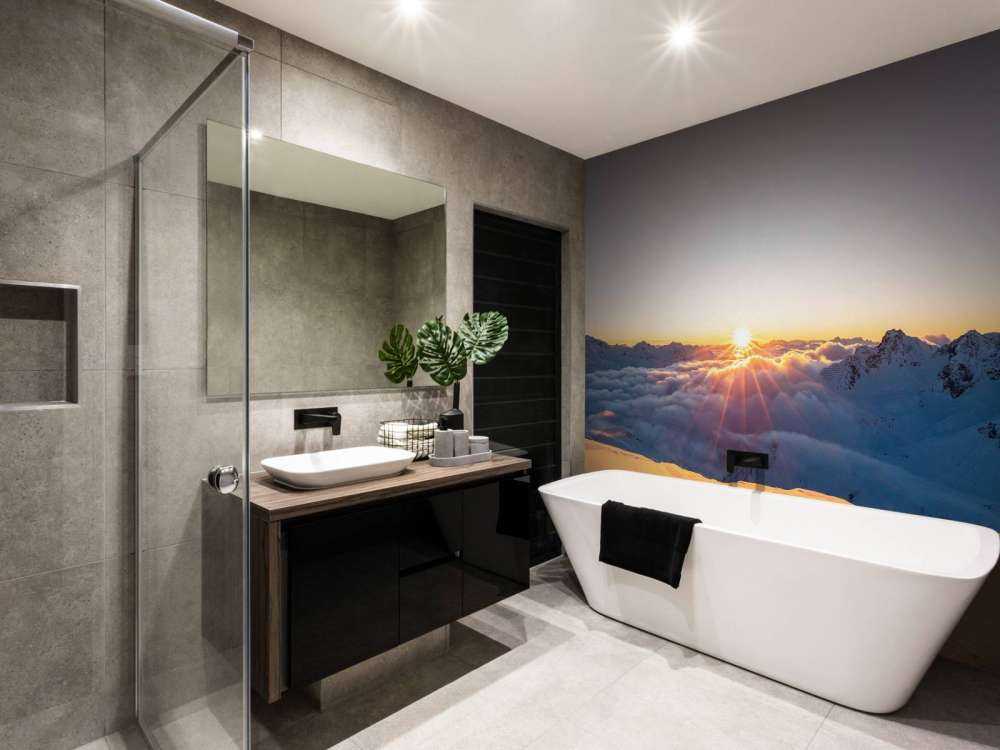 Zonlicht boven wolkendek in bergen