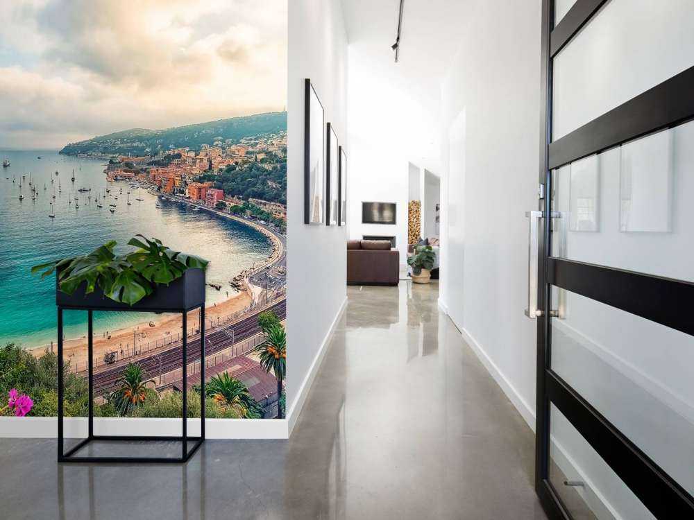 Bloemenkust aan turquoise baai