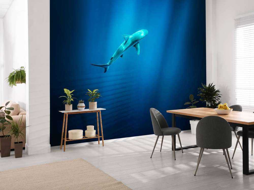 Haai in diepblauw oceaanlicht