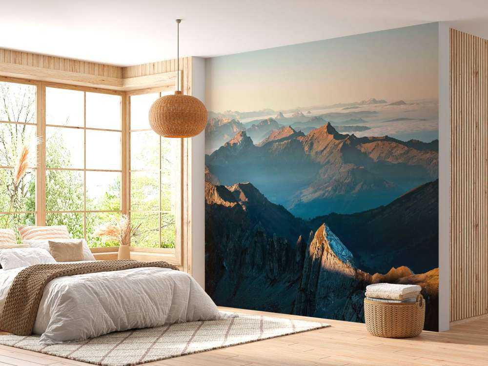 Bergketen in zachte ochtendschaduw