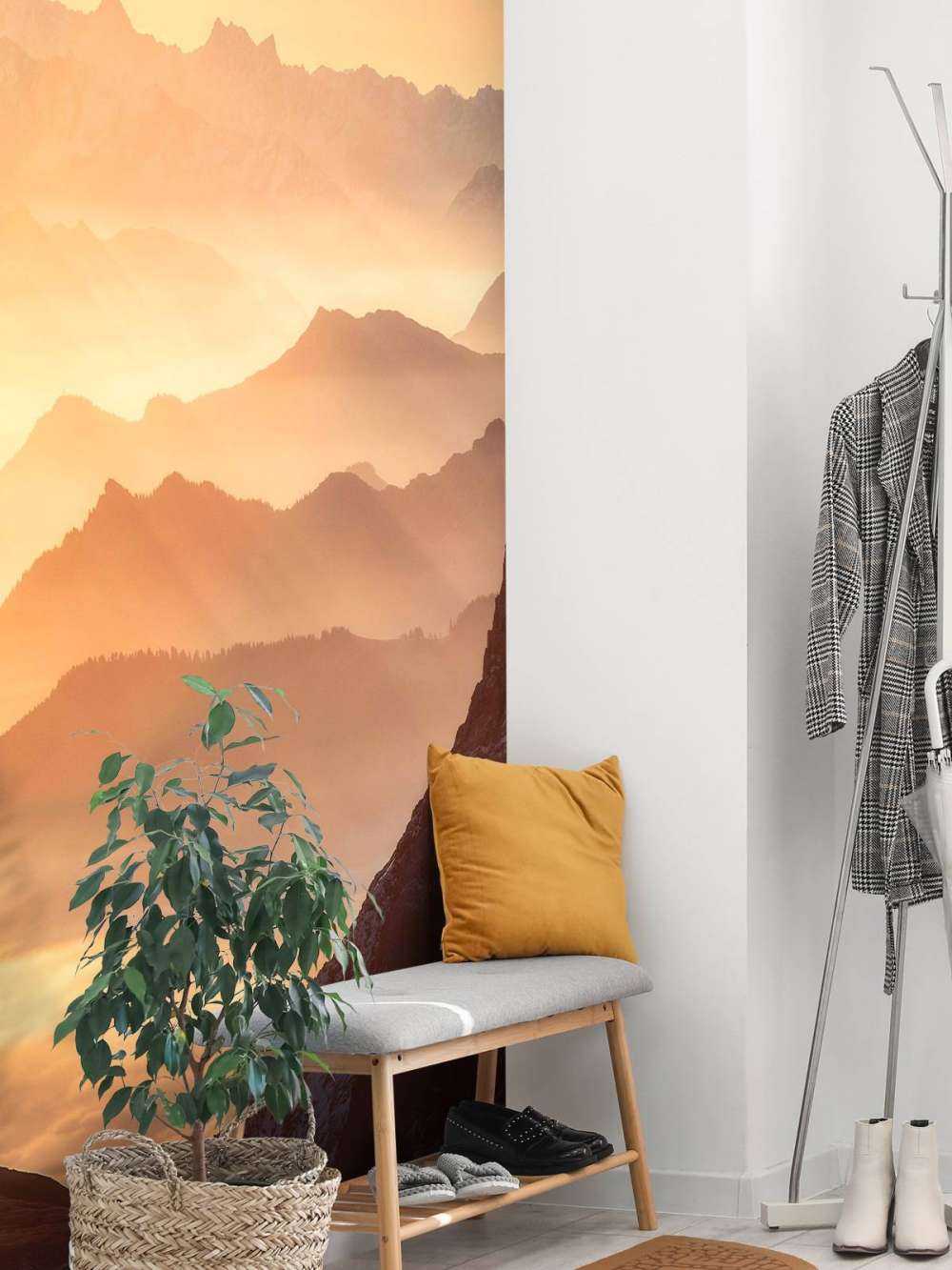 Gelaagde bergsilhouetten bij zonsopkomst