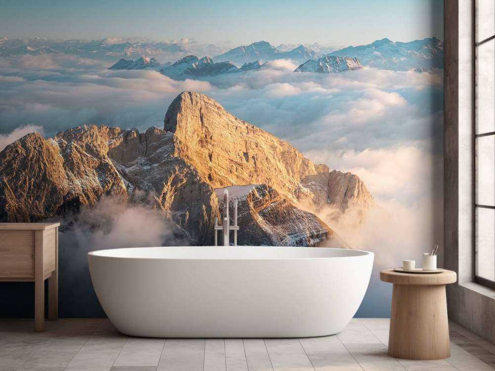 Besneeuwde bergtop in ochtendgloed