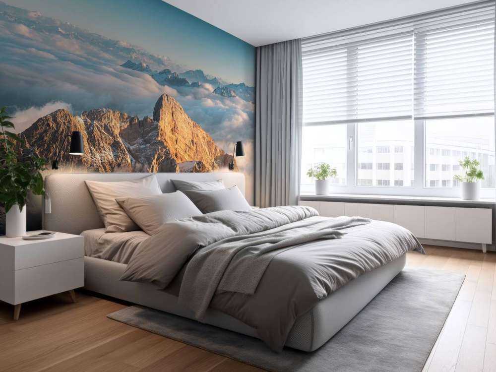 Besneeuwde bergtop in ochtendgloed