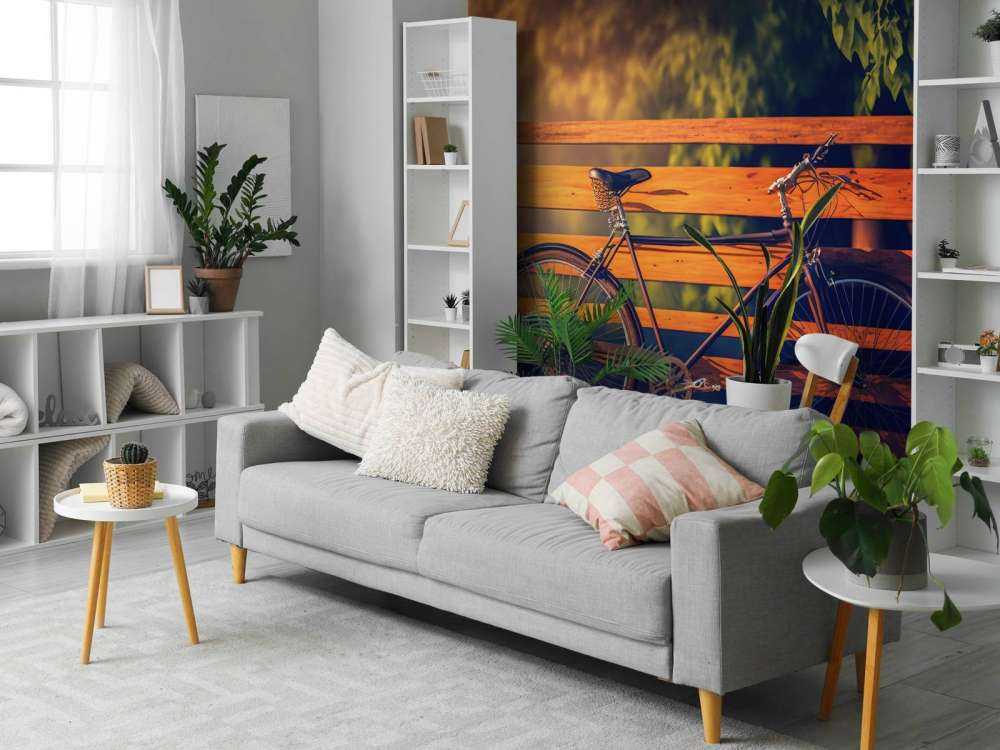 Fiets bij een houten hek