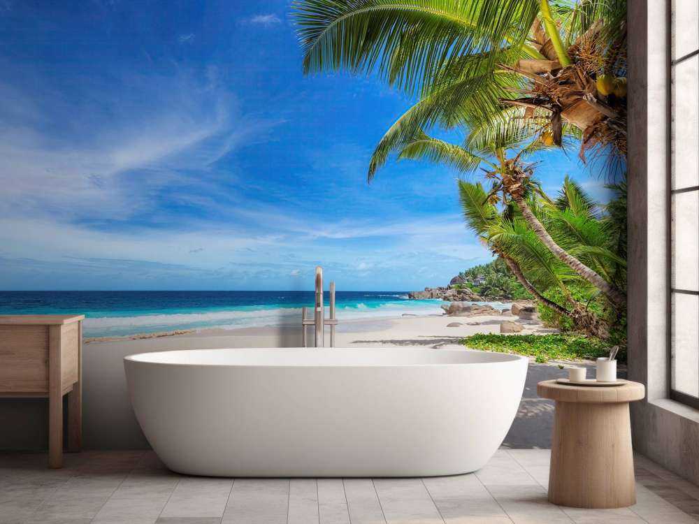 Tropisch strand met palmboom