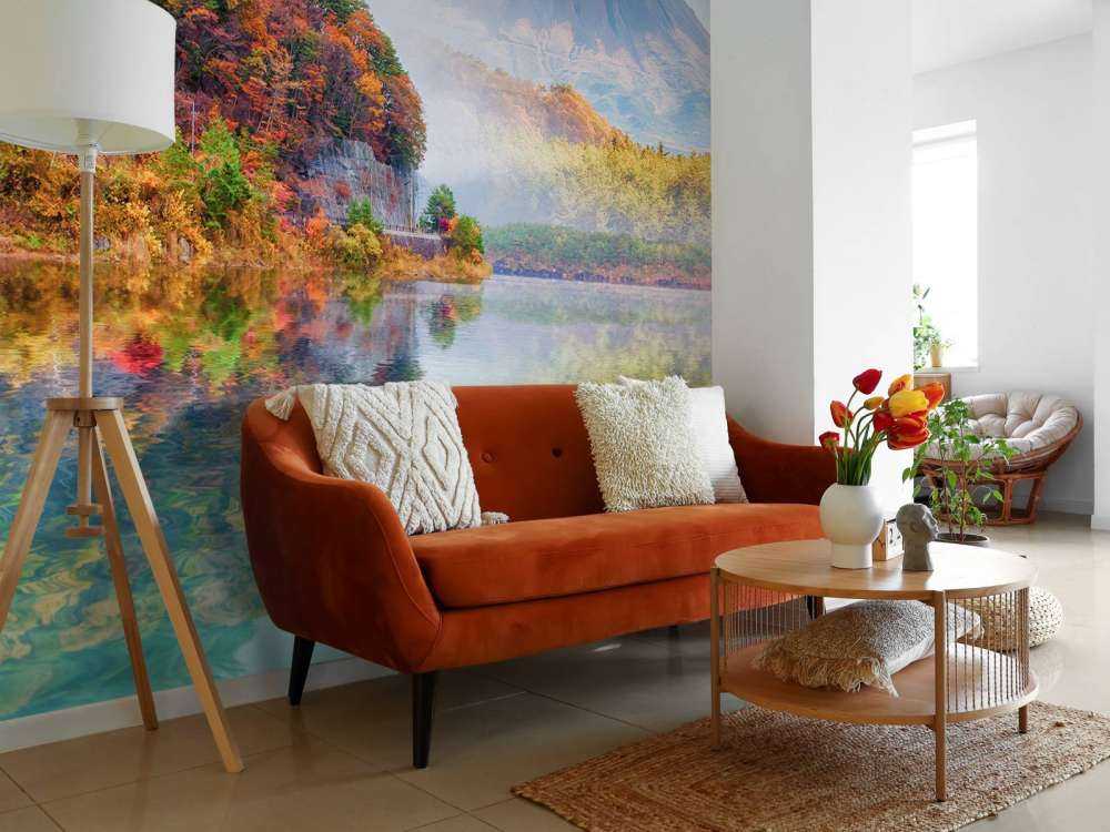 Helder blauw meer met een vulkaan op de achtergrond