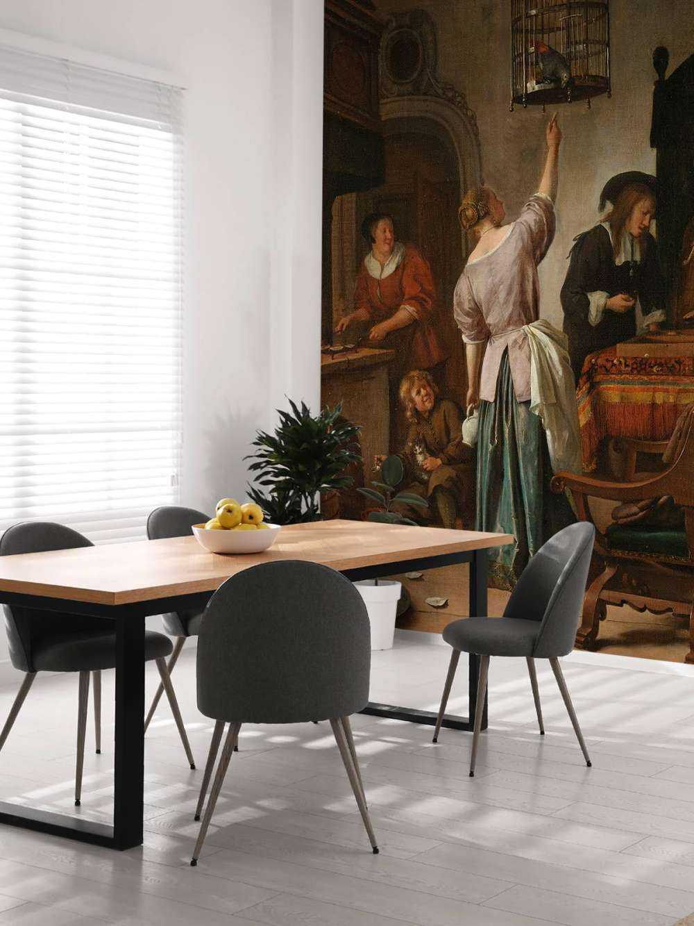 Interieur met een vrouw die een papegaai voert