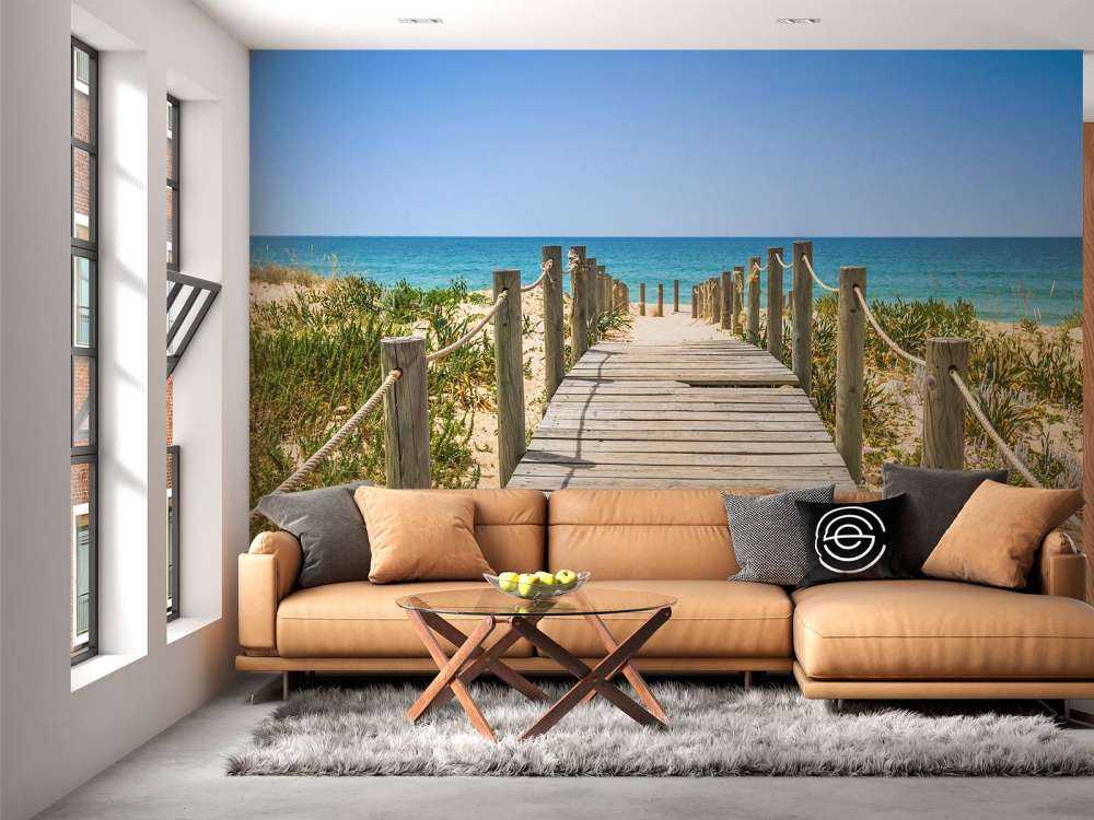 Houten brug naar het strand