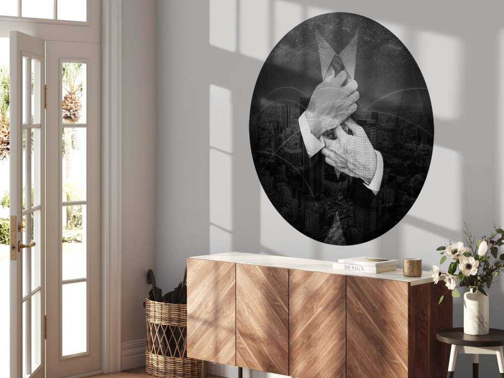 Zakenman met een wereldstad op de achtergrond