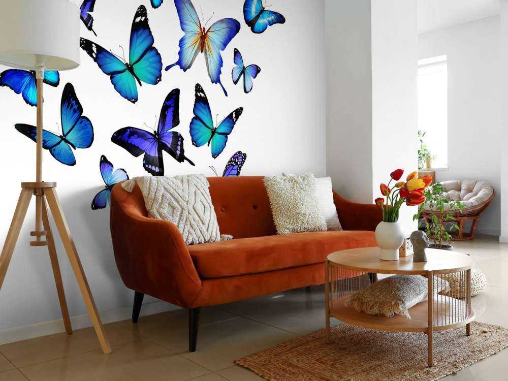 Blauw-paarse vlinders met een witte achtergrond