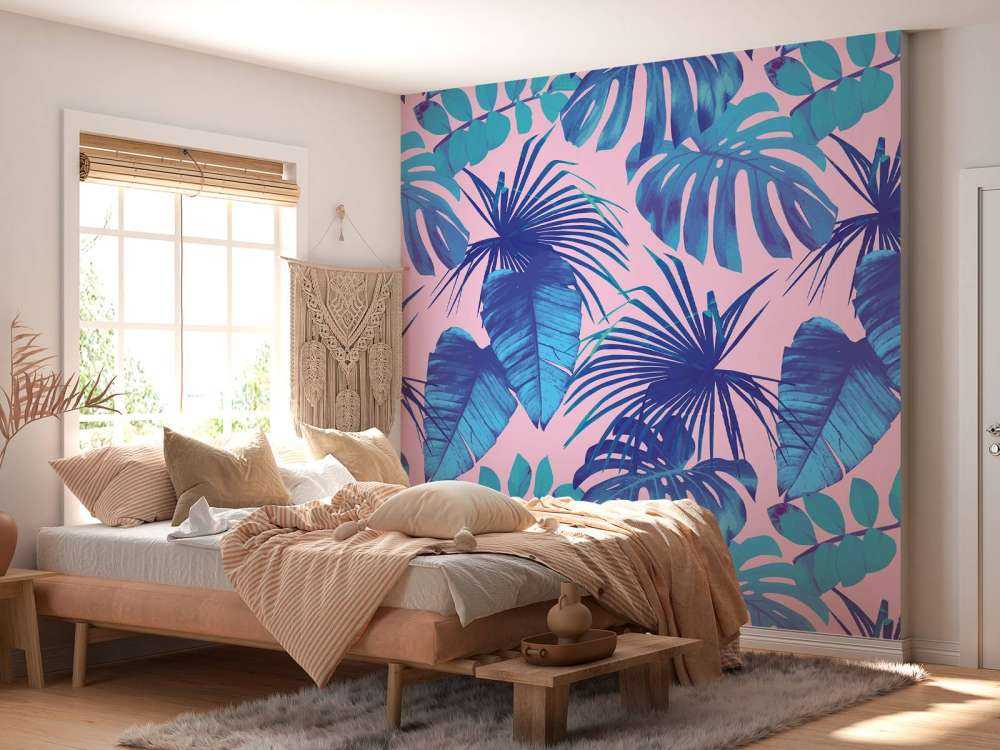 Tropische bladeren met een roze achtergrond