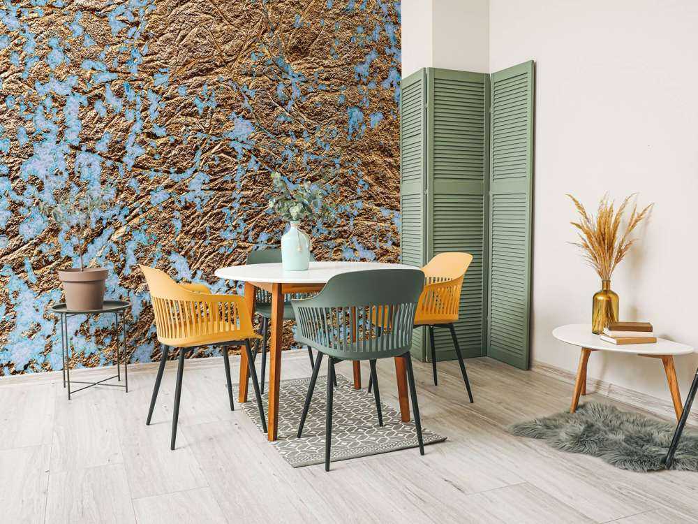 Slordige blauwe muur met goud