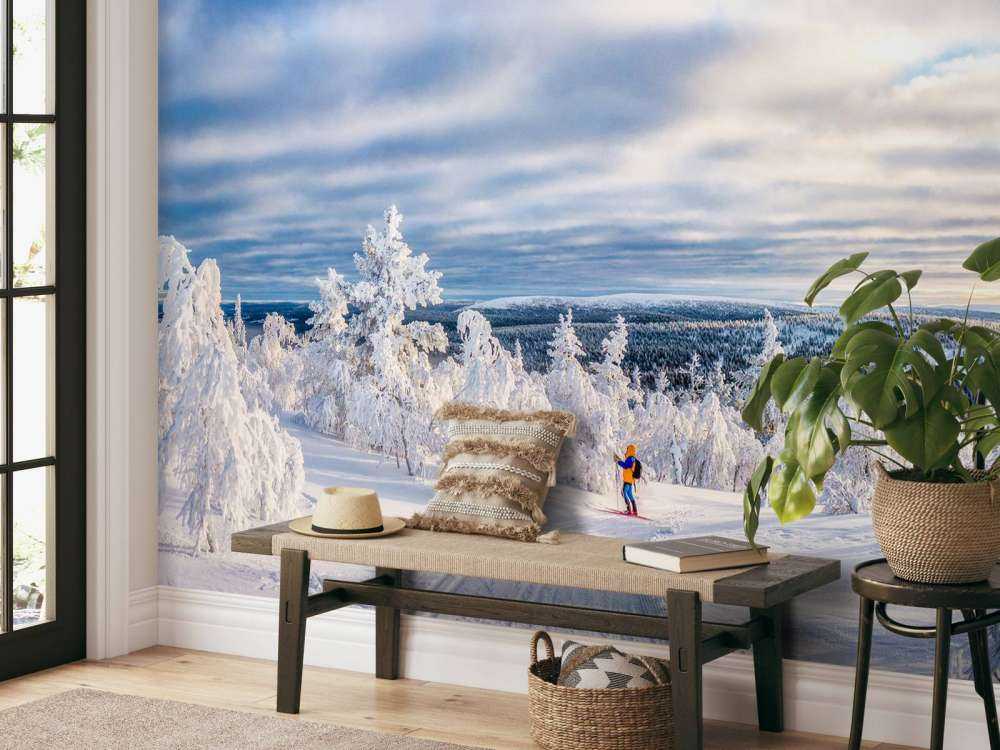 Skiër in een ingesneeuwd bos