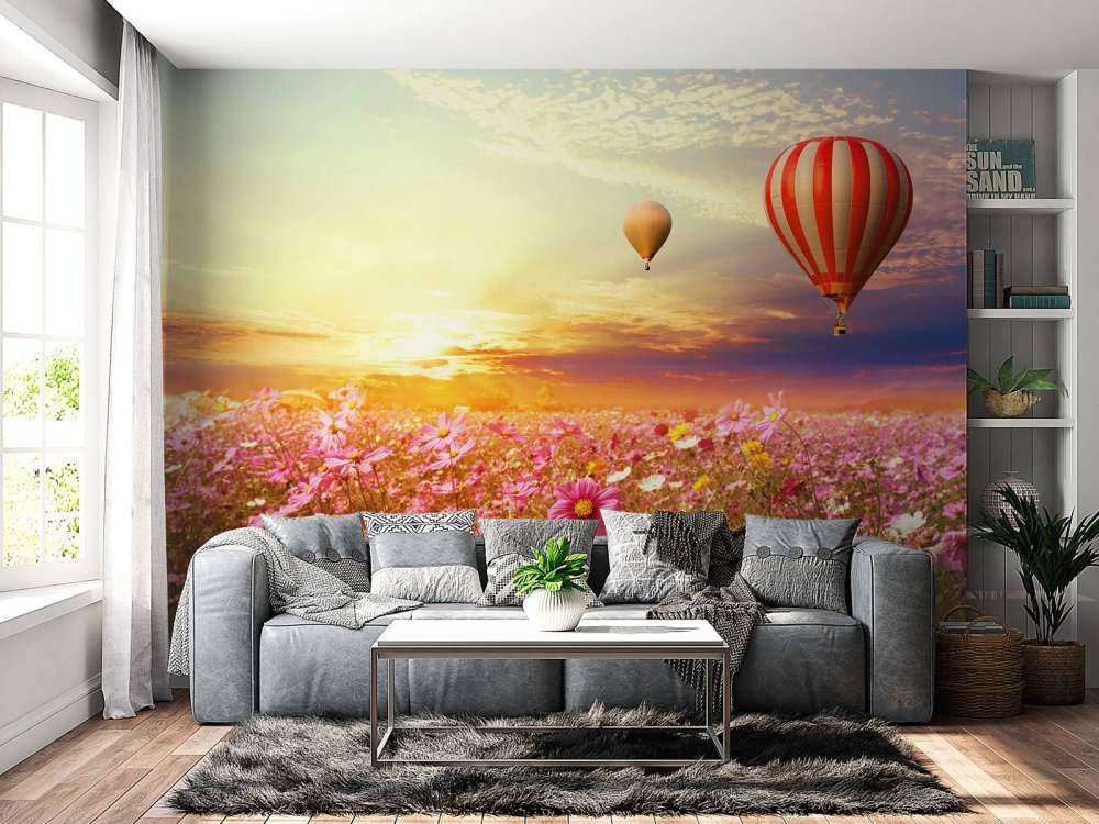 Luchtballonnen boven een bloemenveld