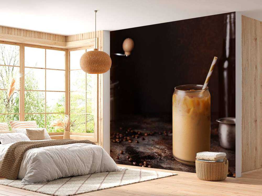 IJskoffie op een tafel vol koffiebonen