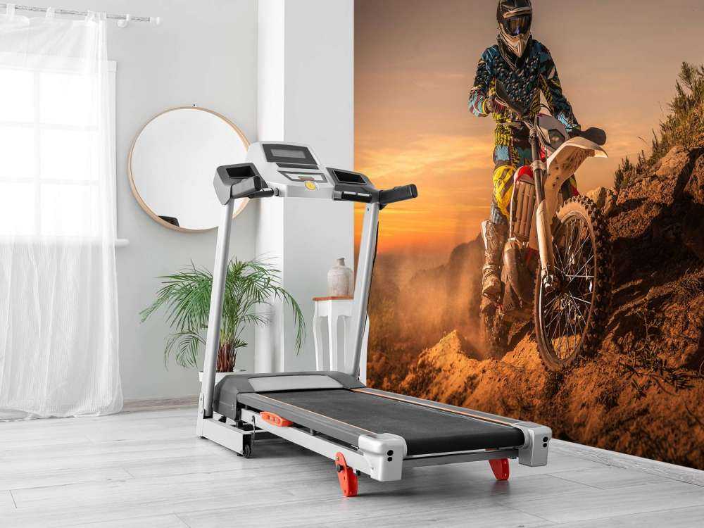 Crossmotor bij zonsondergang