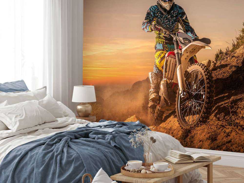 Crossmotor bij zonsondergang