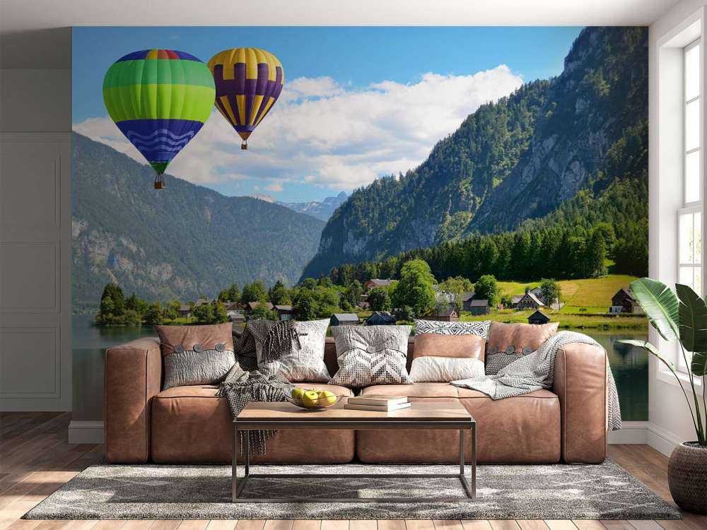 Luchtballonnen tussen de bergen