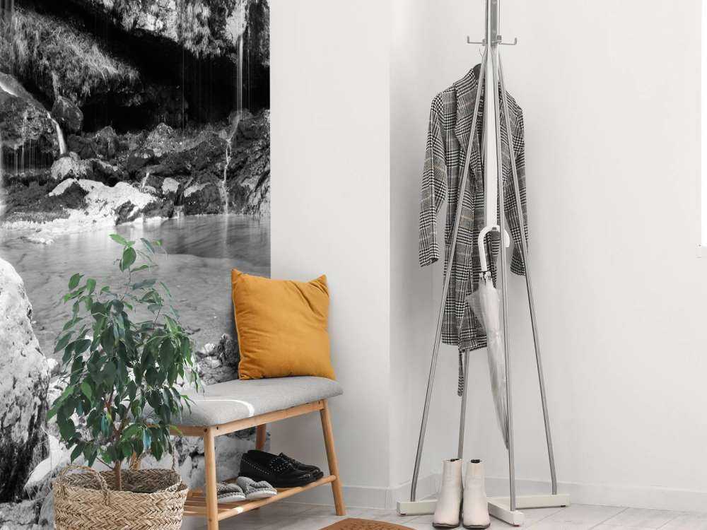 Waterval over een stenen wand 