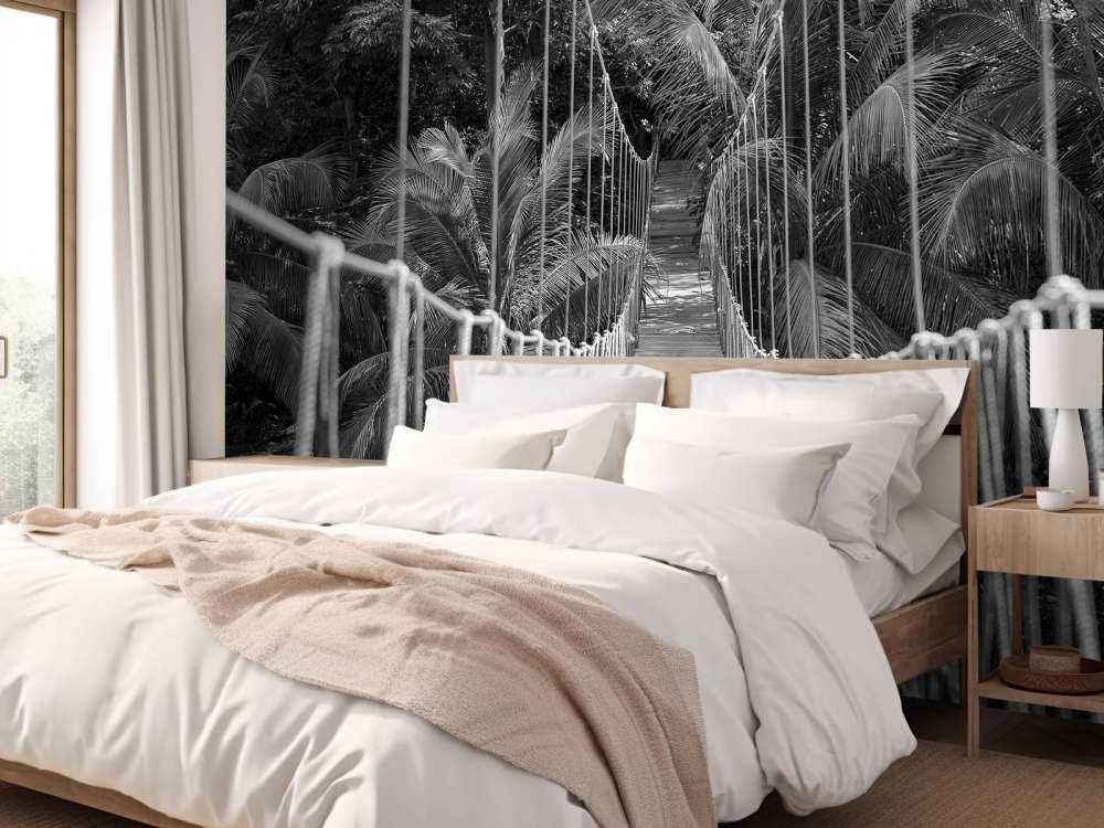 Houten brug tussen de palmbomen