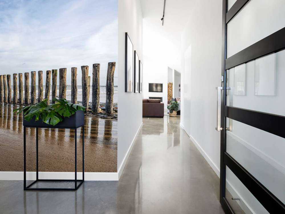 Houten golfbreker aan de kust bij Cadzand bad