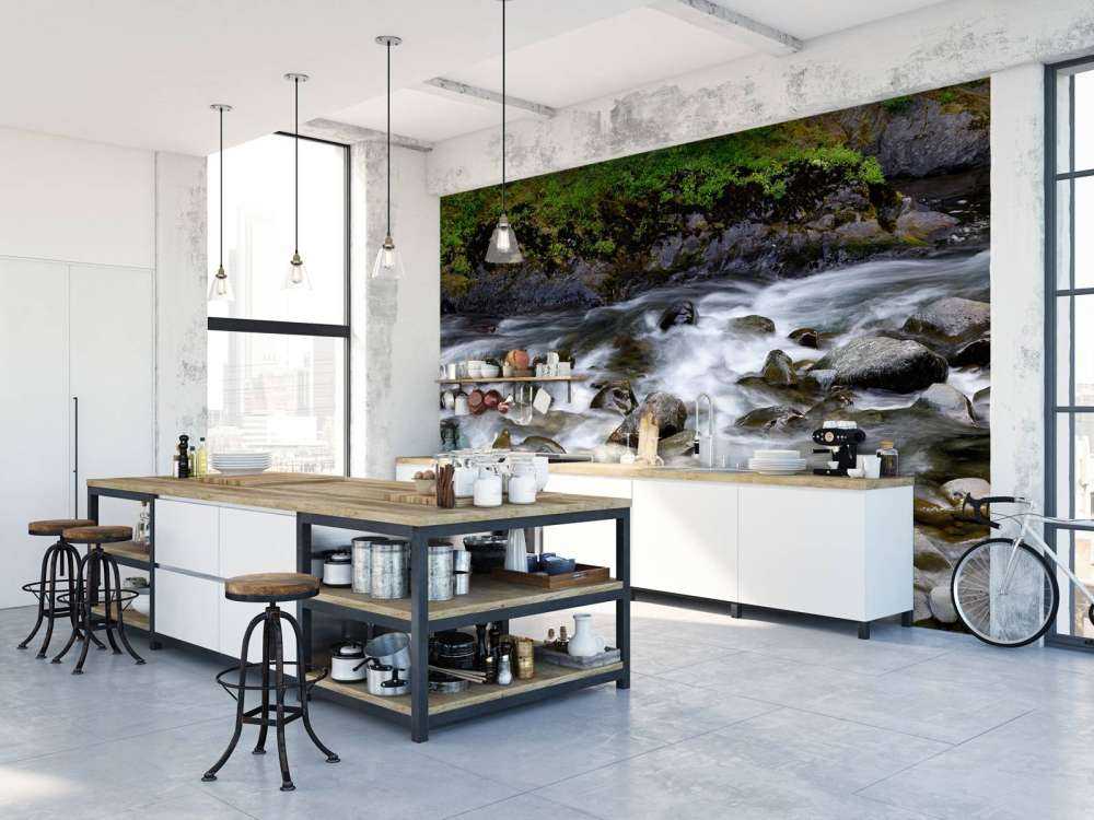 Rivier met rotsblokken