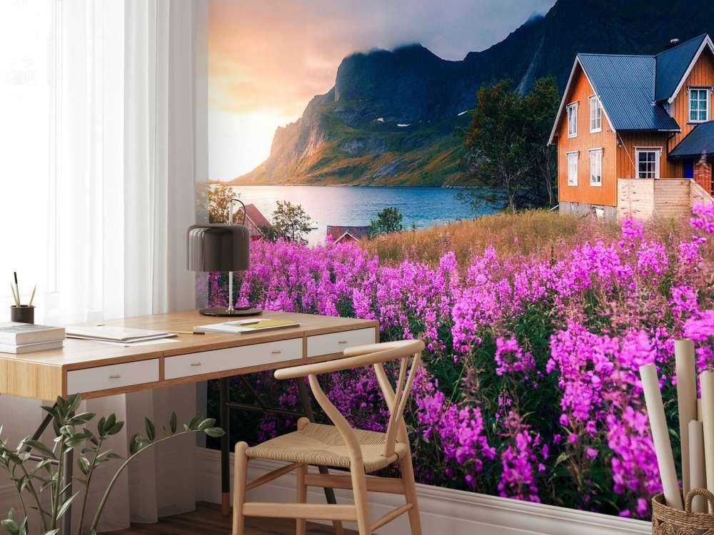 Oranje huis aan paarse fjord