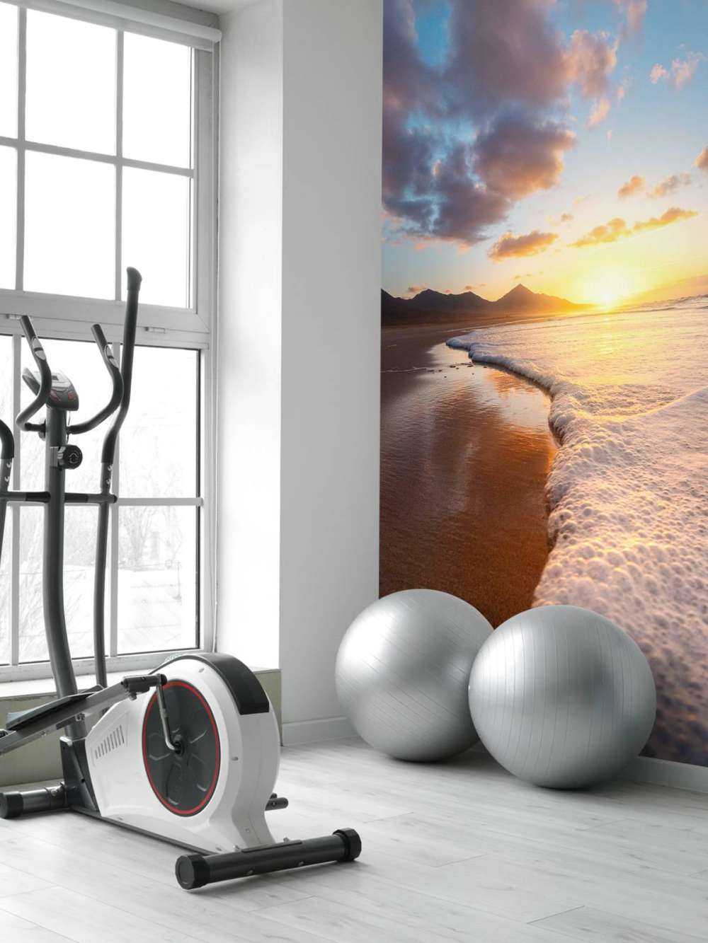 Gouden zonsondergang aan kustlijn