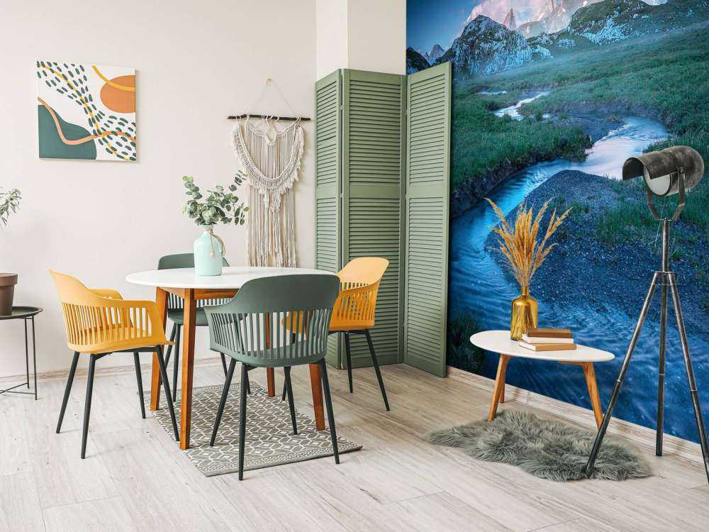 Avondlicht over bergvallei met beek