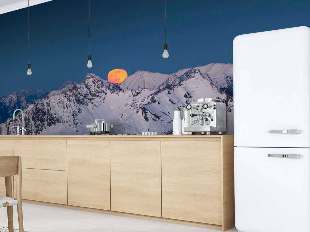 Volle maan boven alpentoppen