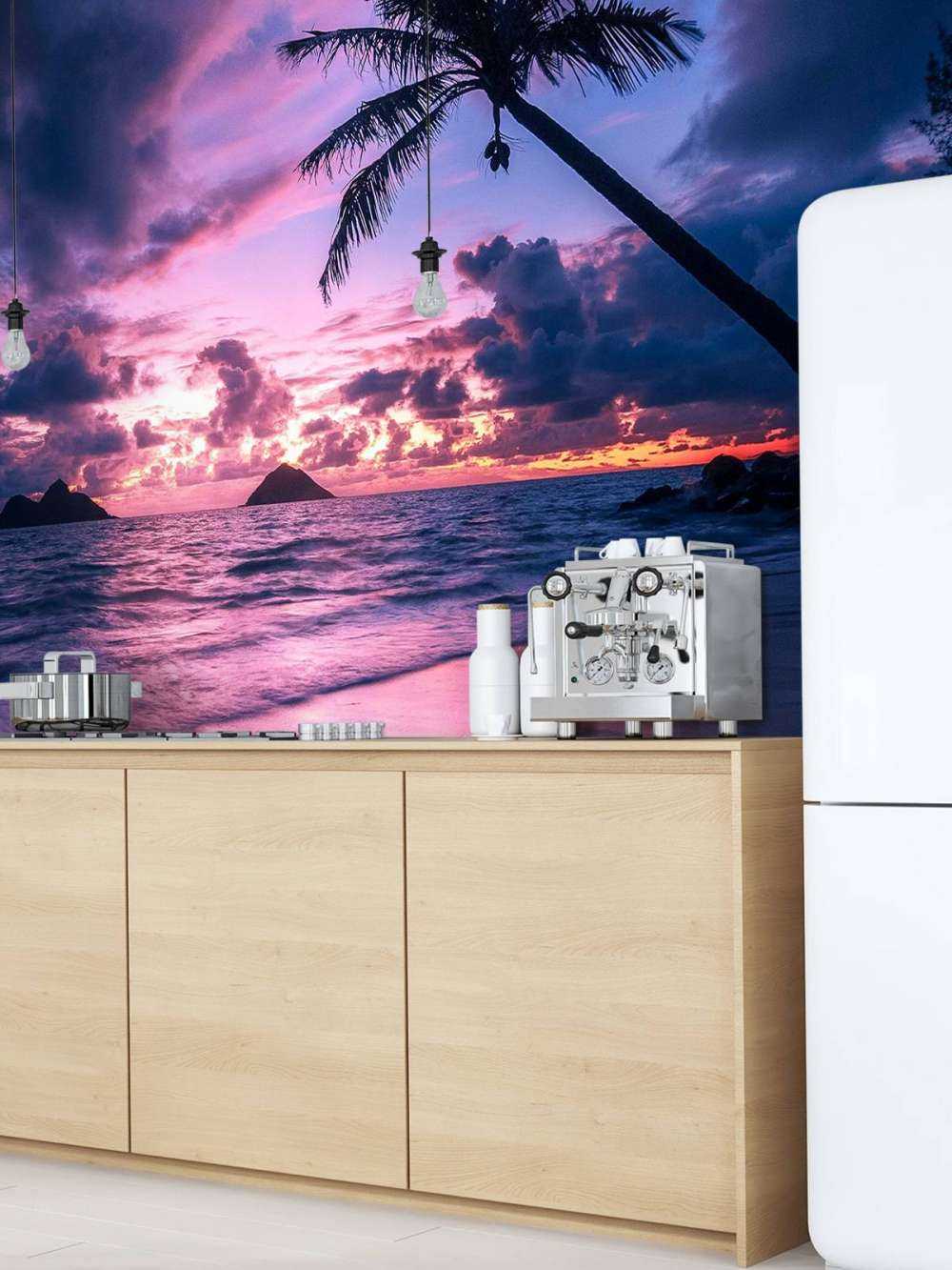 Palmstrand bij paarse zonsondergang