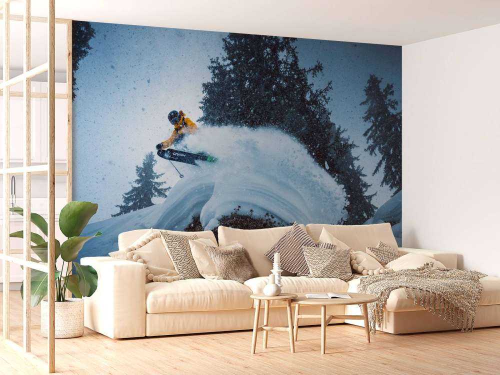 Sprong in sneeuwstorm tussen naaldbomen