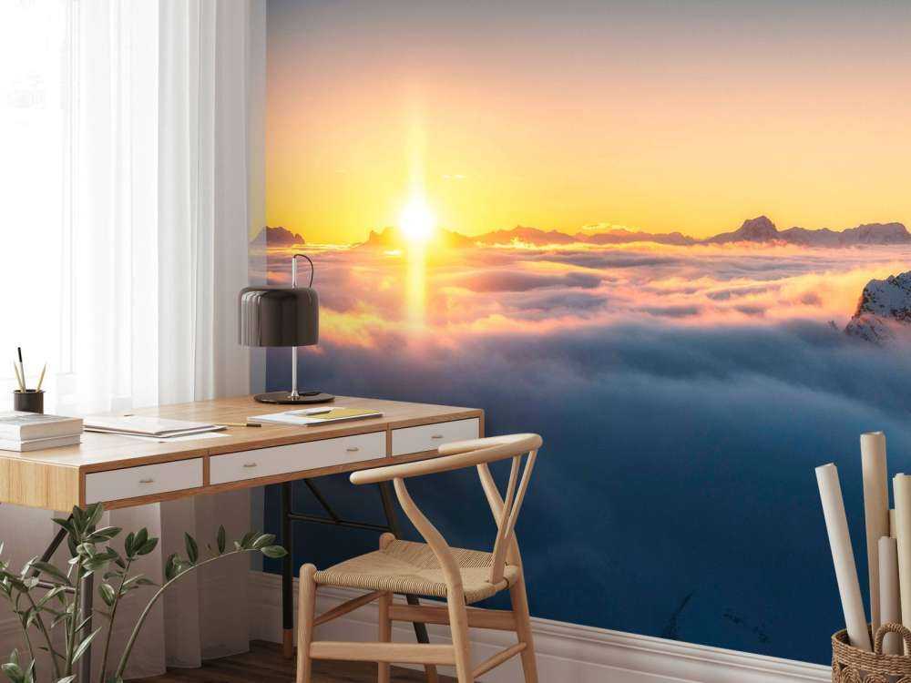 Zonsopkomst boven wolkenzee en bergtoppen