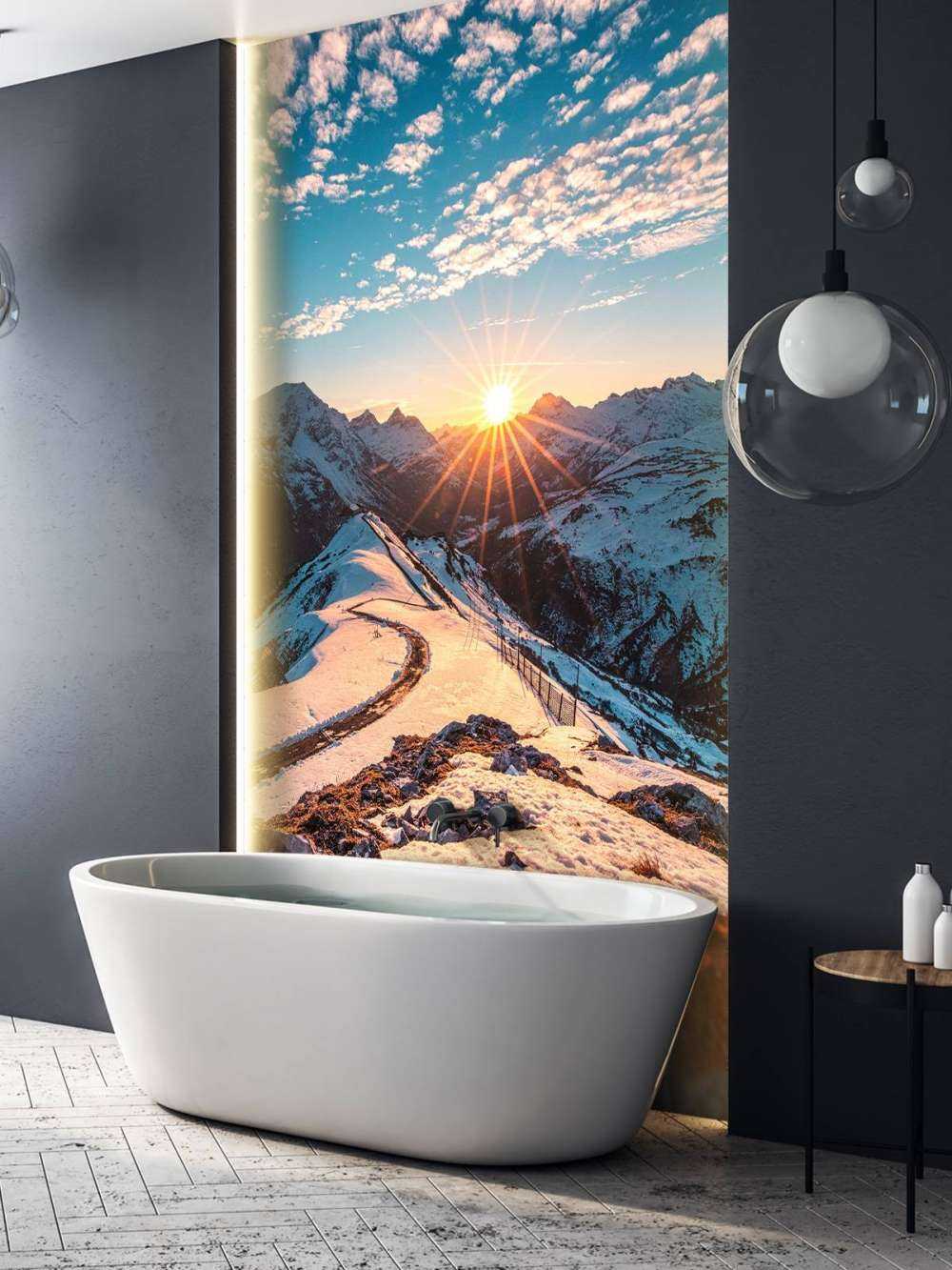 Kronkelpad in besneeuwde bergzon