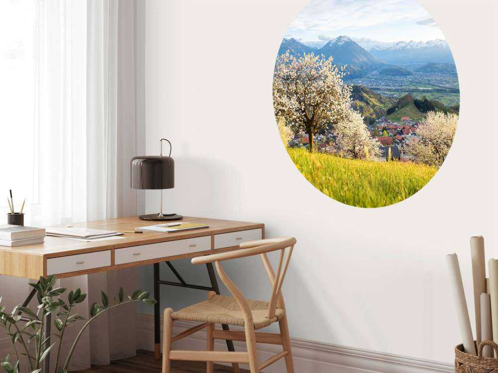 Bloesemheuvels met alpenuitzicht