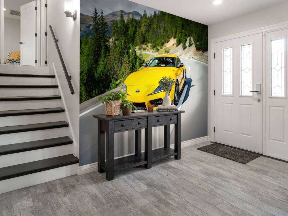 Gele Toyota Supra in bergen