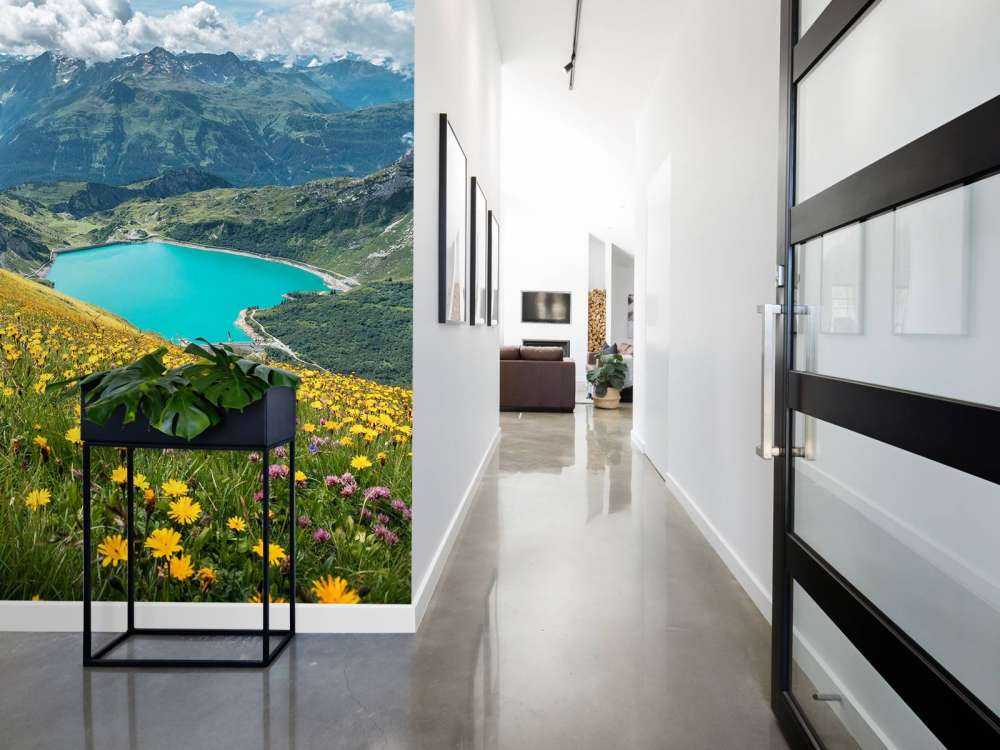 Bloemenweide boven turquoise bergmeer