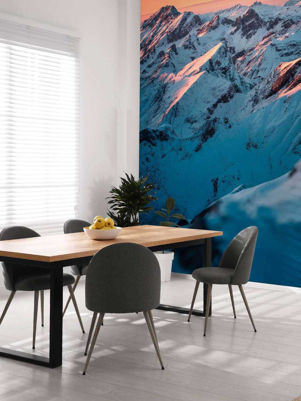 Sneeuwbergen bij roze ochtendlucht