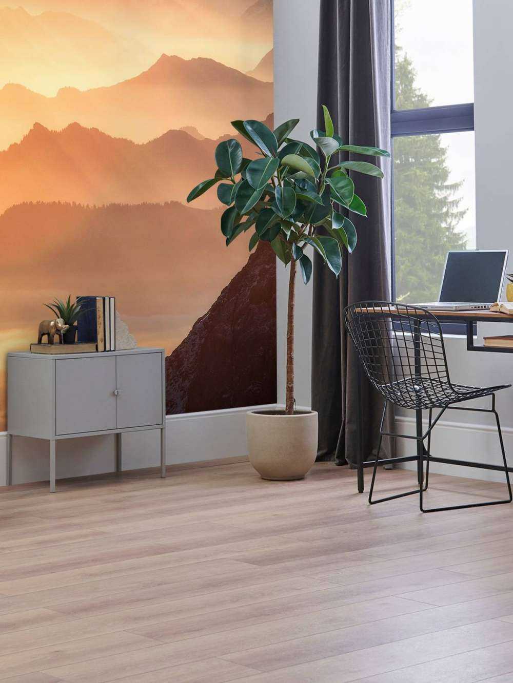 Gelaagde bergsilhouetten bij zonsopkomst