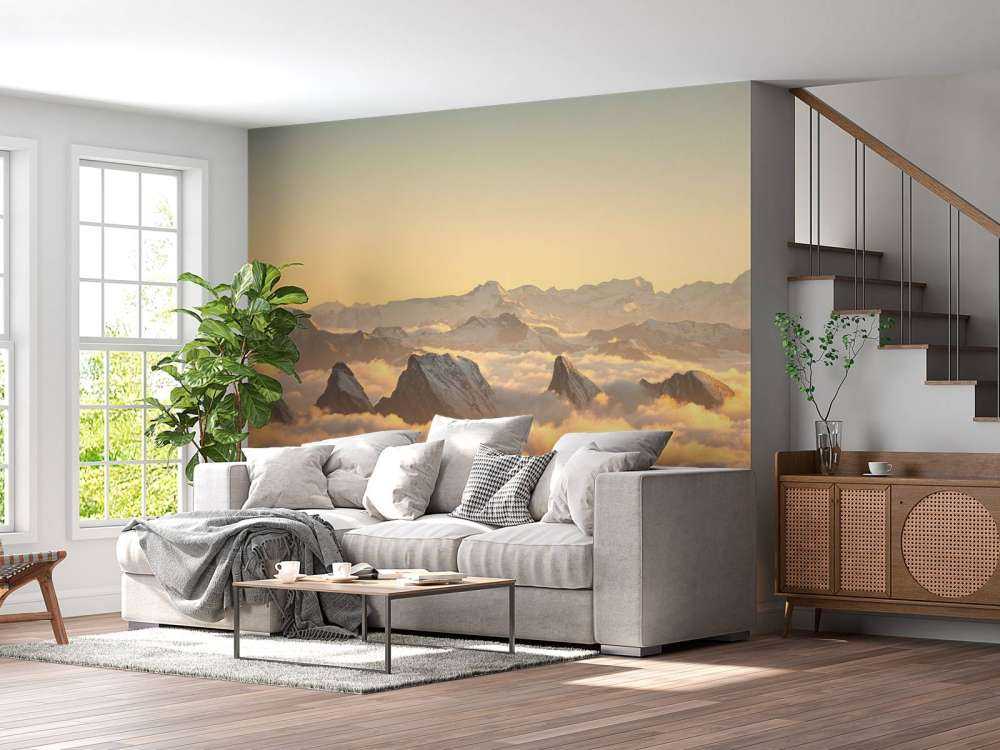 Bergpieken boven gouden wolkenzee