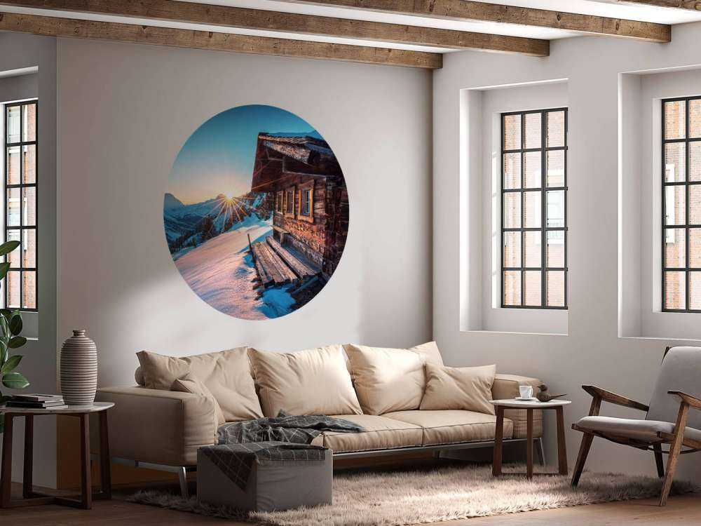 Ochtendlucht bij houten alpenhut