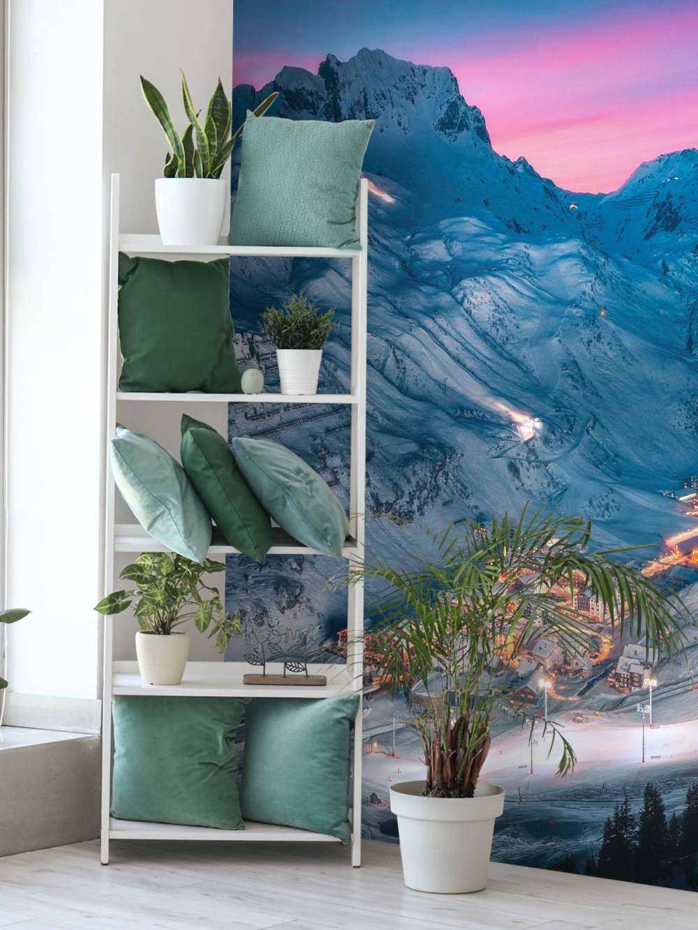 Sneeuwdorp onder paarse avondlucht