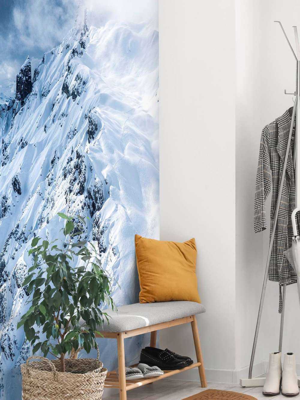 Sneeuwkammen onder stormachtige wolken